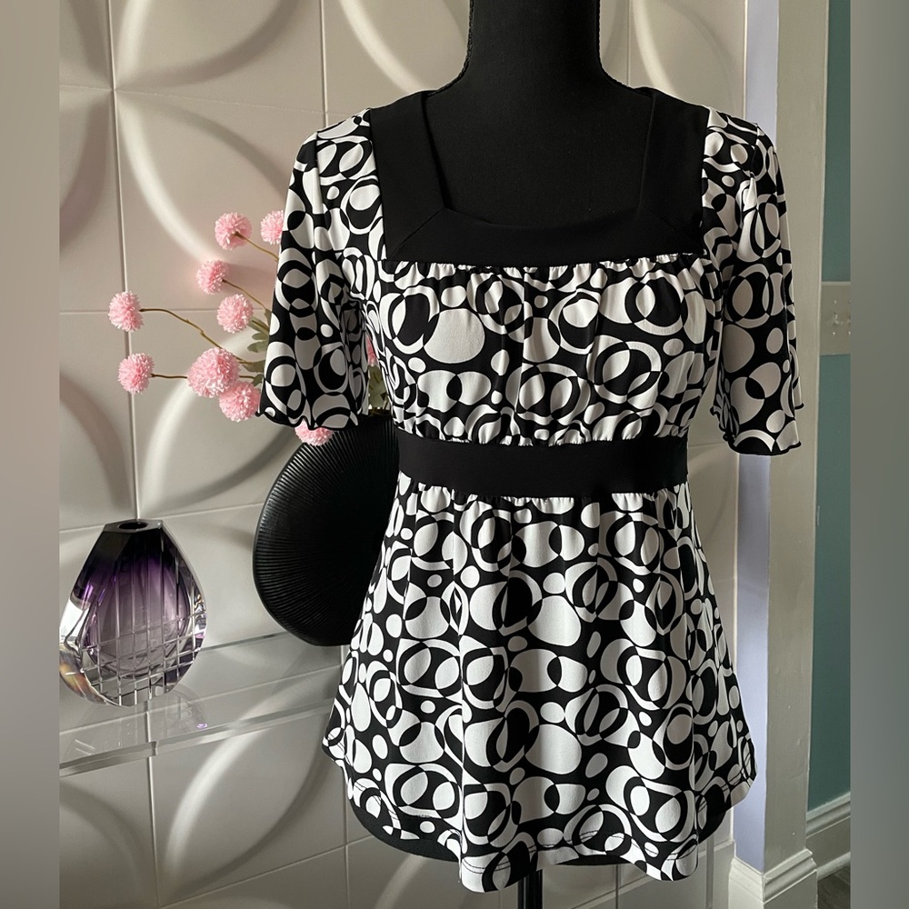 Olivia Paige Petite Women's Black & White Abstract Circles Top Size Petite Small